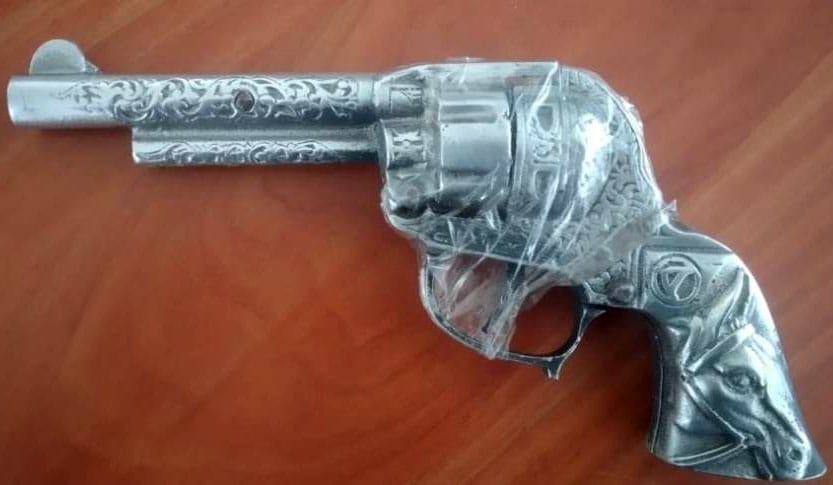 Detiene la SSC a sujetos por réplica de arma de fuego, drogas y cohecho